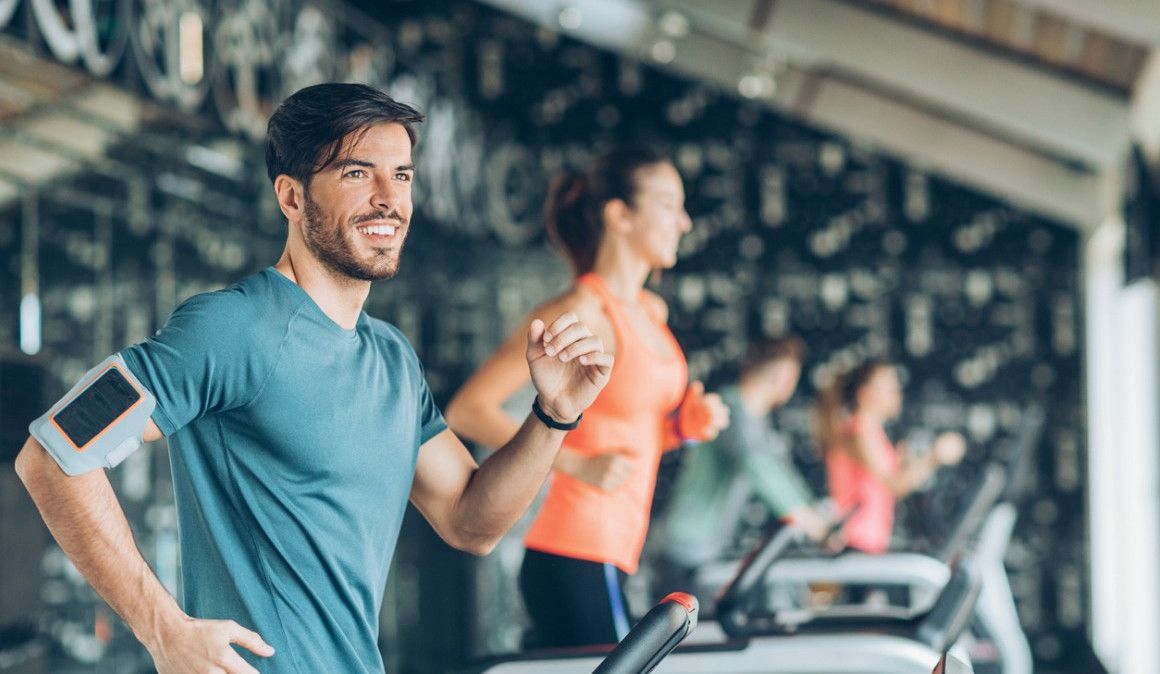 Estos trucos para adoptar una buena forma de correr sirven también para la cinta estática.