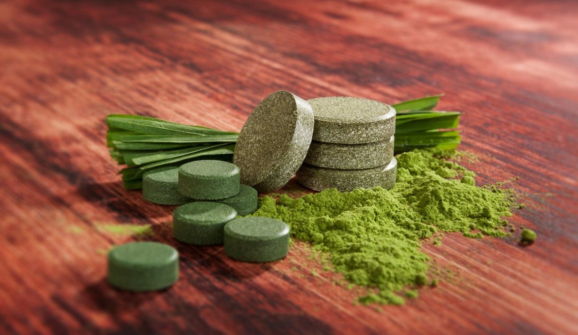La espirulina es un superalimento que puedes encontrar en forma de comprimidos o polvos solubles.