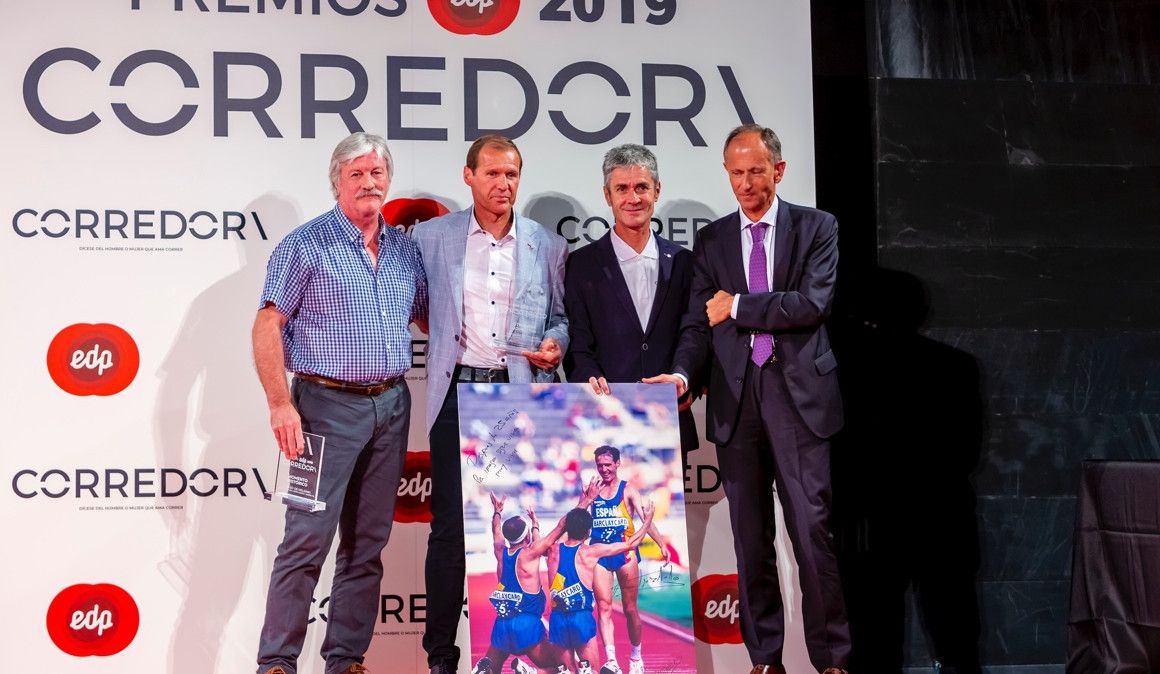 De izquierda a derecha José Antonio Miguelez, fotógrafo del abrazo, Alberto Juzdado, Martín Fiz y Javier Sáenz de Jubera, consejero director general de EDP en España | JCD Fotografía