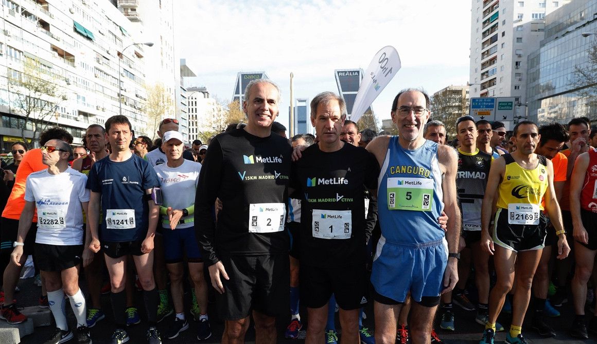  El consejero de Sanidad de la Comunidad de Madrid, Enrique Ruiz Escudero (i), y el doble campeón mundial Abel Antón (c), director deportivo de la prueba y participante, momentos antes del inicio de la V Carrera Metlife | EFE