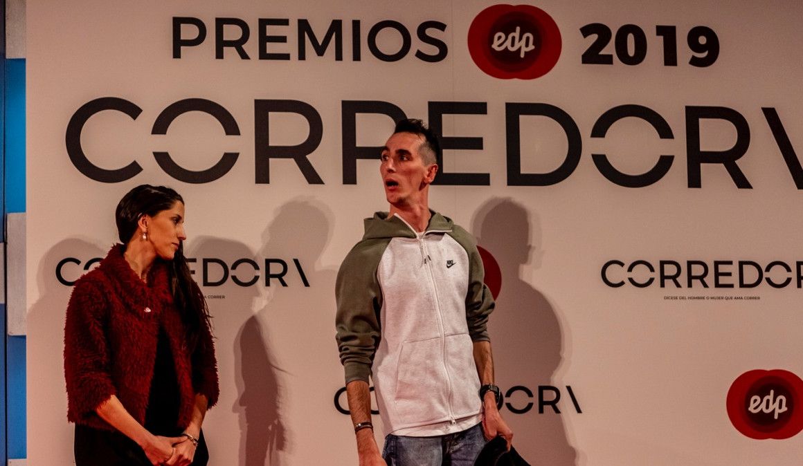 Àlex Roca y su pareja recogiendo el EDP Premio CORREDOR\ | Foto: JCD Fotografía