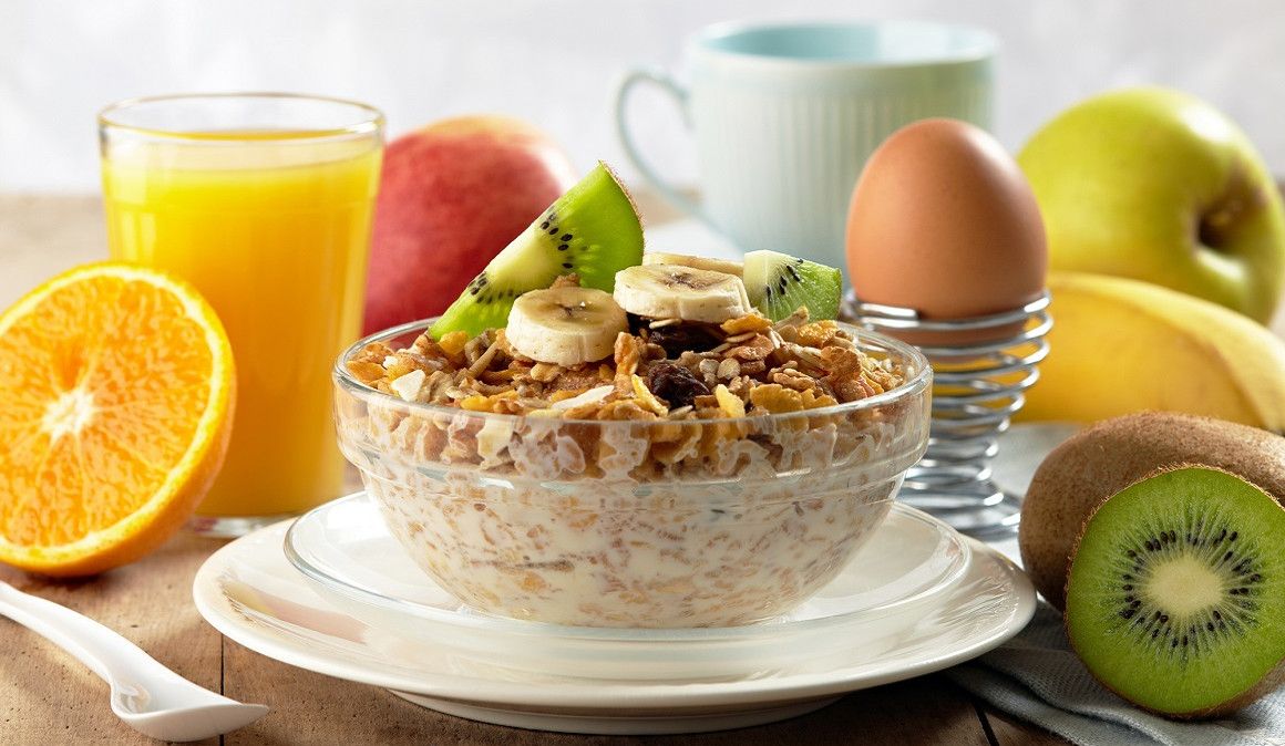 La fruta o los huevos son buenas alternativas para sustituir el pan en el desayuno.