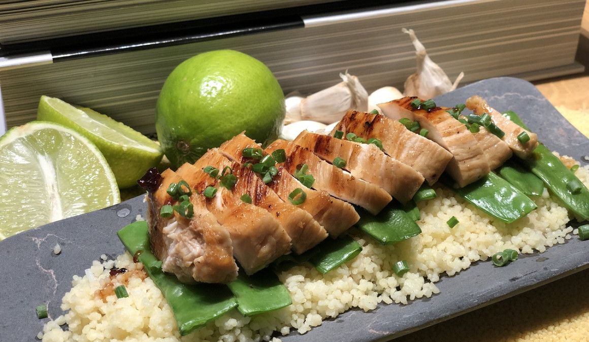 Receta muy fácil: pollo con cuscús de ajos y tirabeques