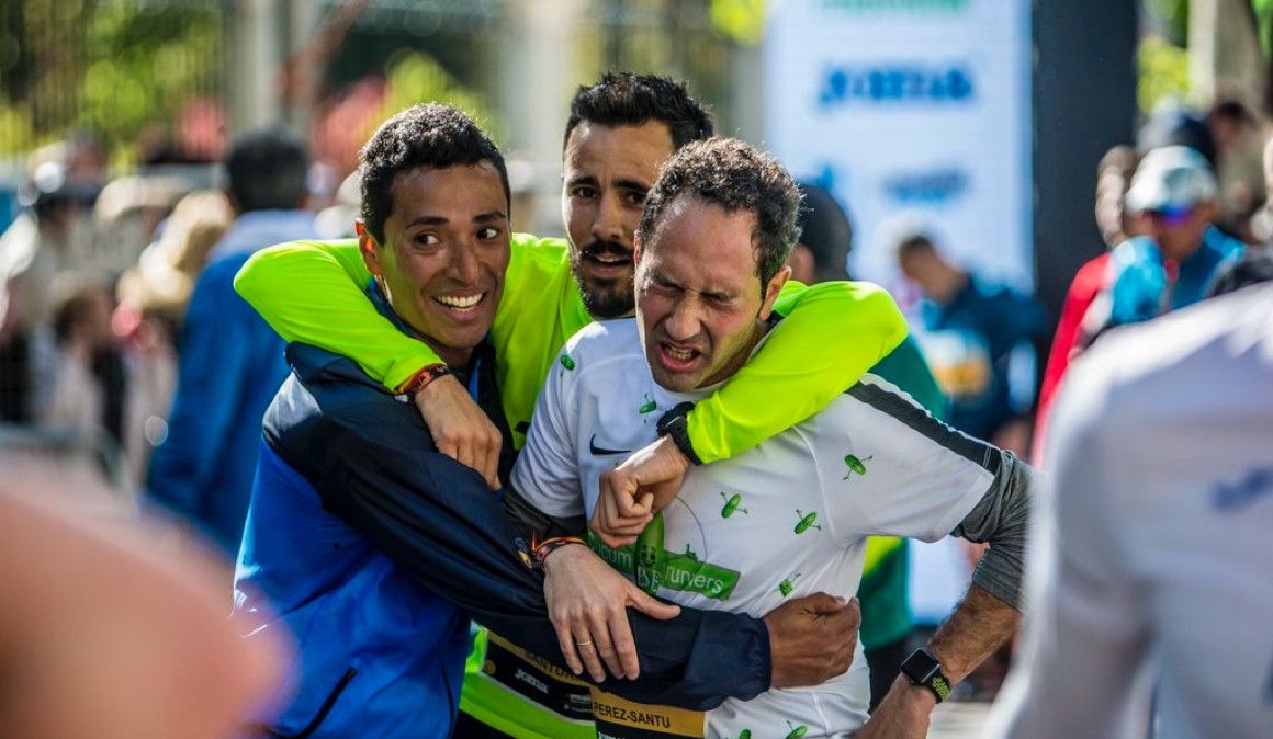 Tres corredores se abrazan tras cruzar la meta del Movistar Medio Maratón de Madrid | JCD Fotografía
