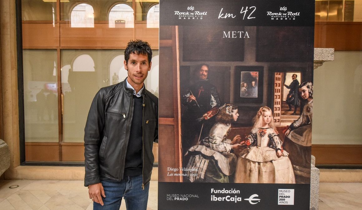 Javi Guerra junto a uno de los puntos kilométricos del EDP Rock 'n' Roll Madrid Maratón | soycorredor.es