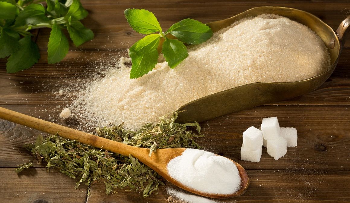 La stevia puede ser un sustituto natural del azúcar blanco.
