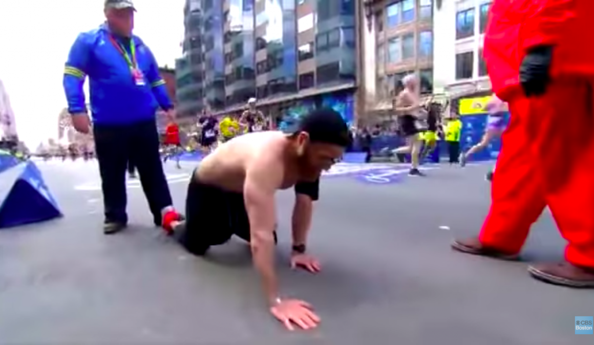 Un marine completa a gatas el Maratón de Boston