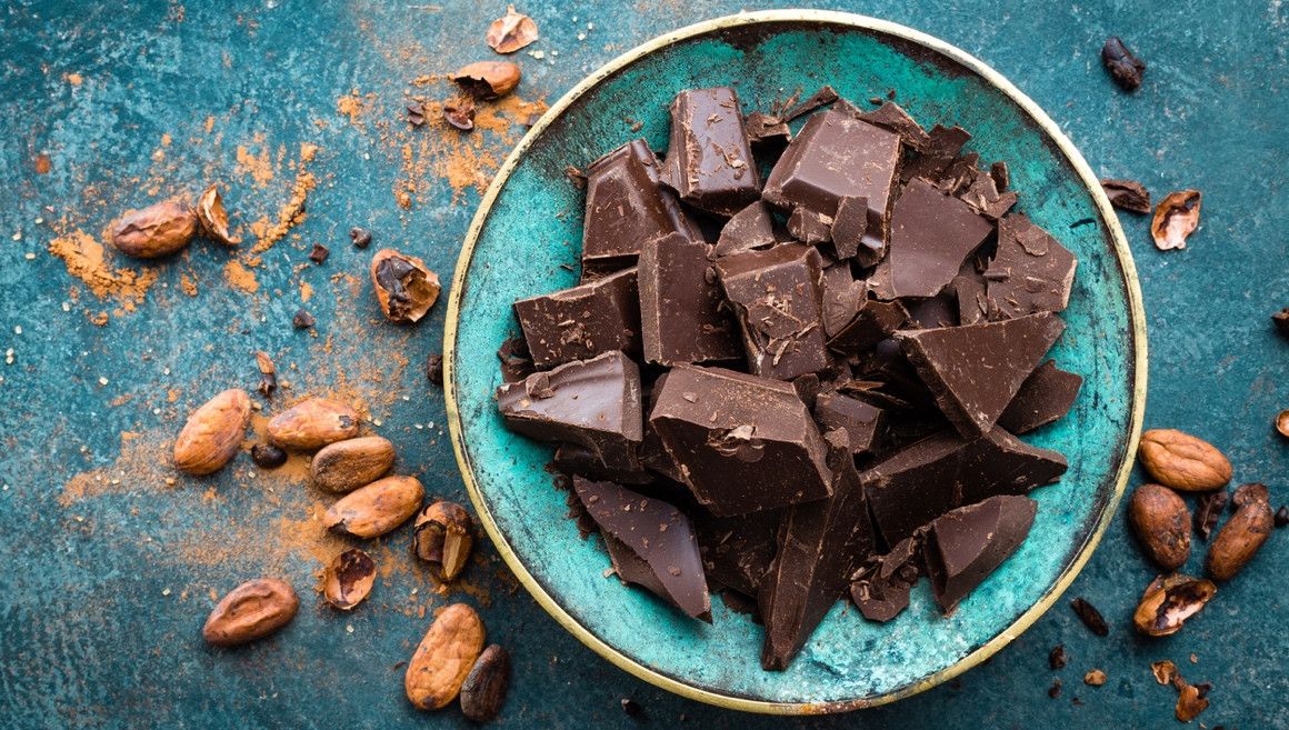 El chocolate negro tiene un alto contenido de flavonoides