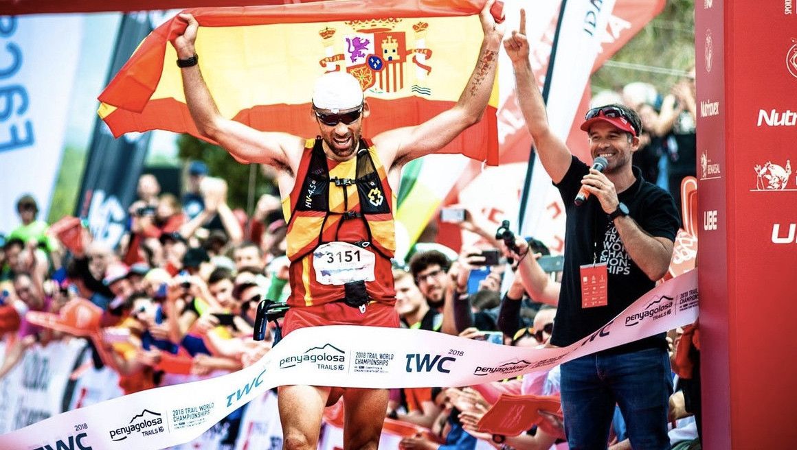 Una imagen de Luis Alberto Hernando celebrando su segundo título mundial. Foto: Trail CyL.