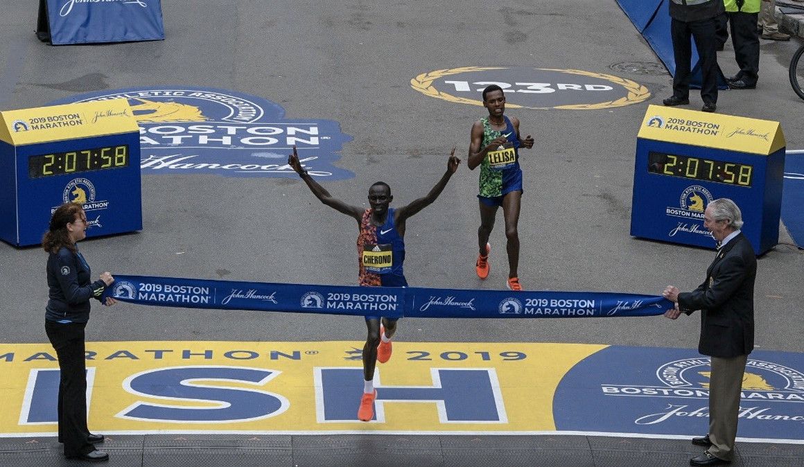 Lawrence Cherono imponiéndose a Lelisa Desisa en Boston | soycorredor.es