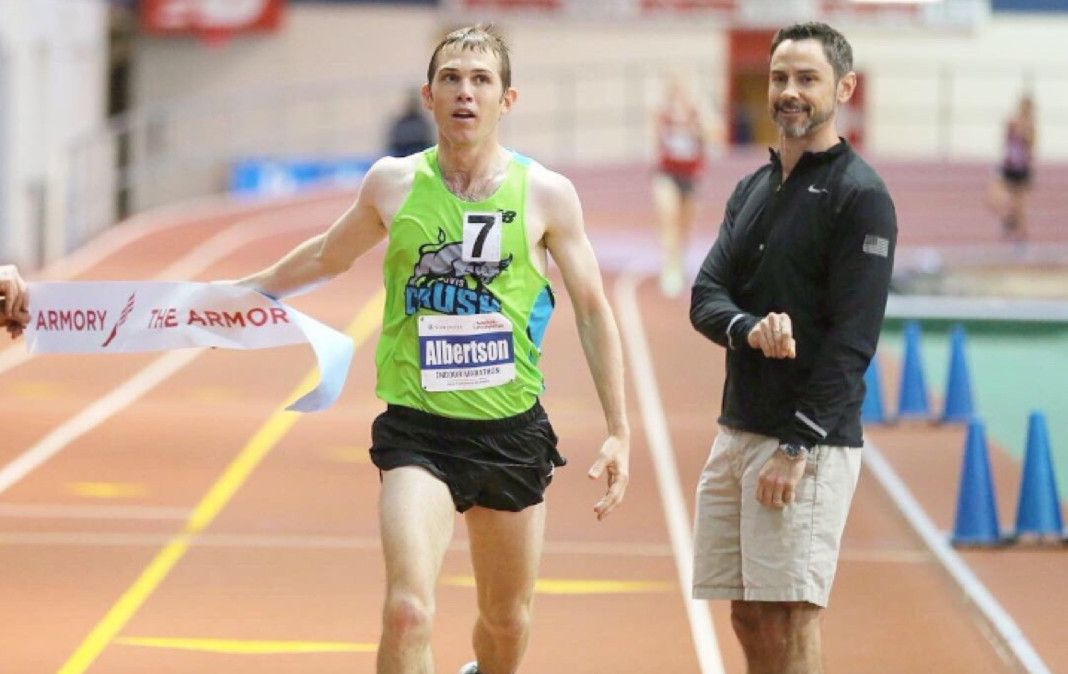 CJ Albertston corrió las 211 vueltas a la pista de 200 metros en 2:17:59 | NY Armory