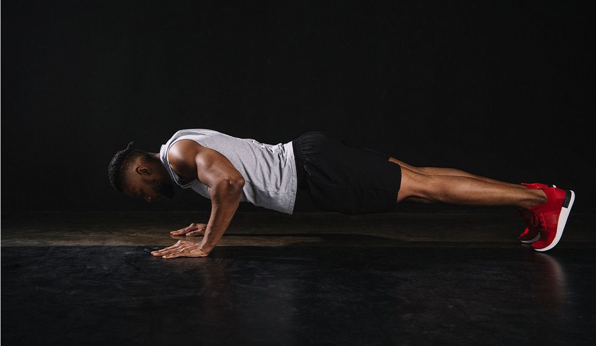 La plancha es un ejercicio de resistencia, similar a las flexiones | iStock