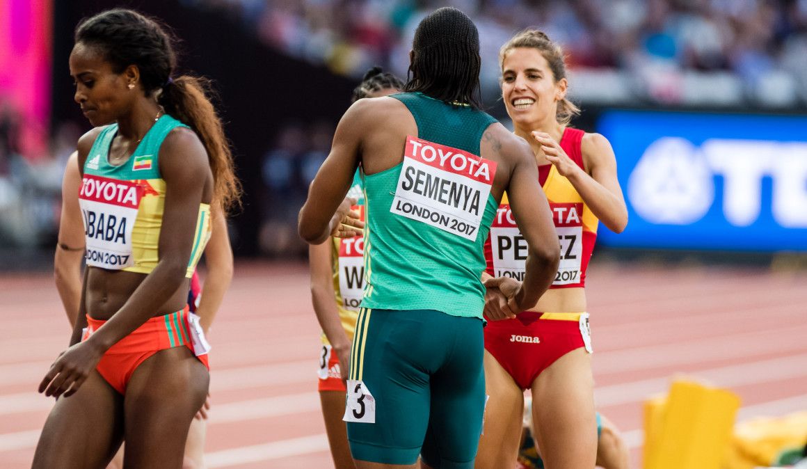 Marta Pérez y Caster Semenya se saludan tras las series preliminares de 1.500m del Campeonato del Mundo de Londres 2017 | Sportmedia