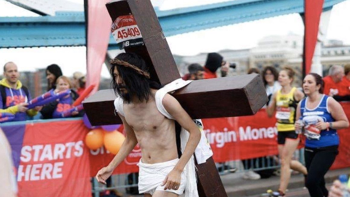 Un japonés disfrazado de Jesús de Nazaret con su cruz finaliza el Maratón de Londres | soycorredor.es