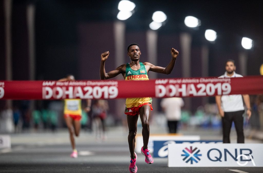 Desisa, ganador del maratón masculino, las Nike Vaporfly Next% | Sportmedia