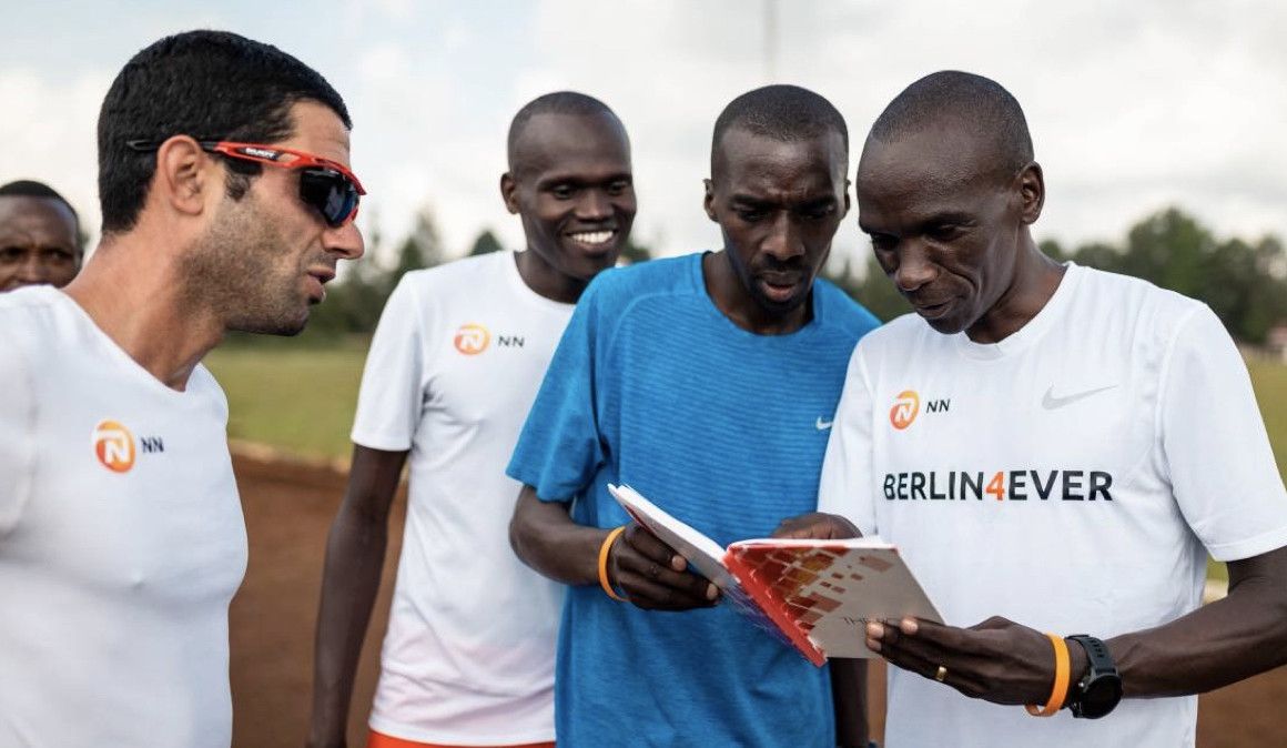 Marc Roig junto a Eliud Kipchoge | NN Running Team