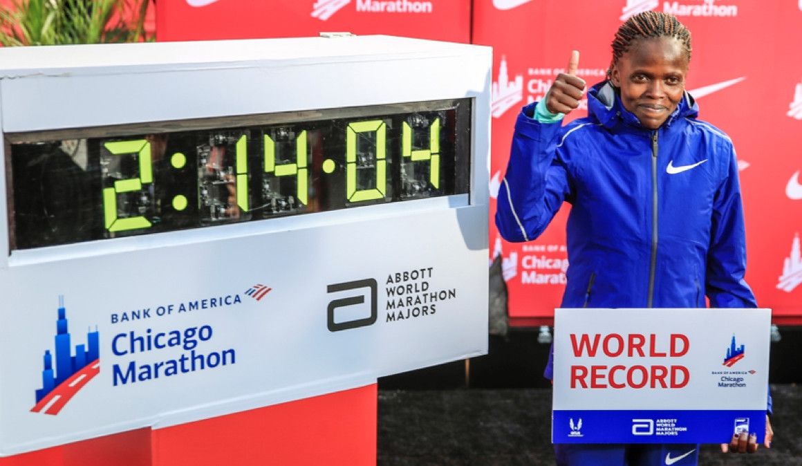 Brigid Kosgei tras batir el récord del mundo de maratón en Chicago.