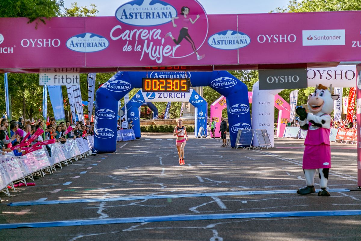 Carrera de la Mujer de Madrid - META, ARCO IZQUIERDO (de 23:02 a 24:09)
