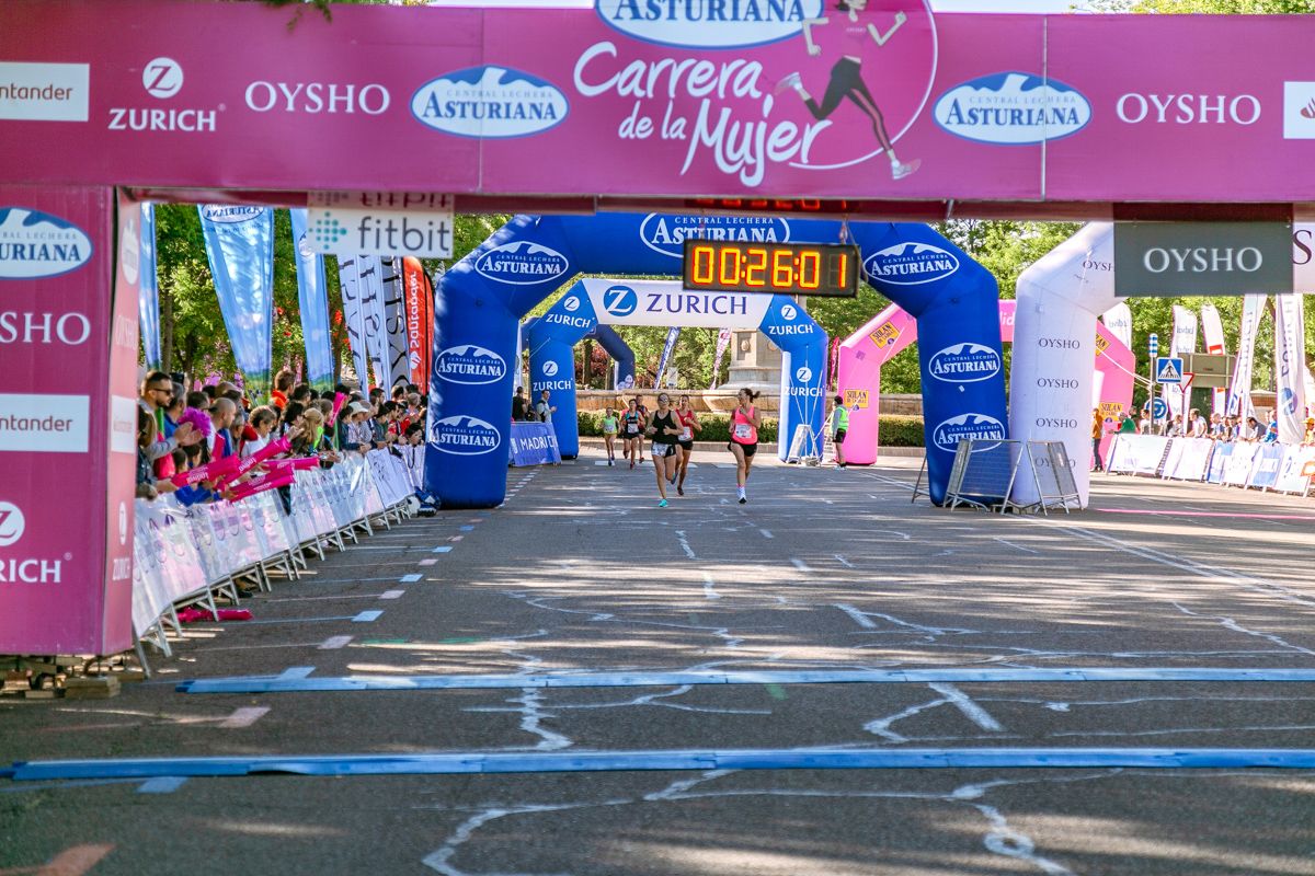 Carrera de la Mujer de Madrid - META, ARCO IZQUIERDO (de 24:10 a 26:01)