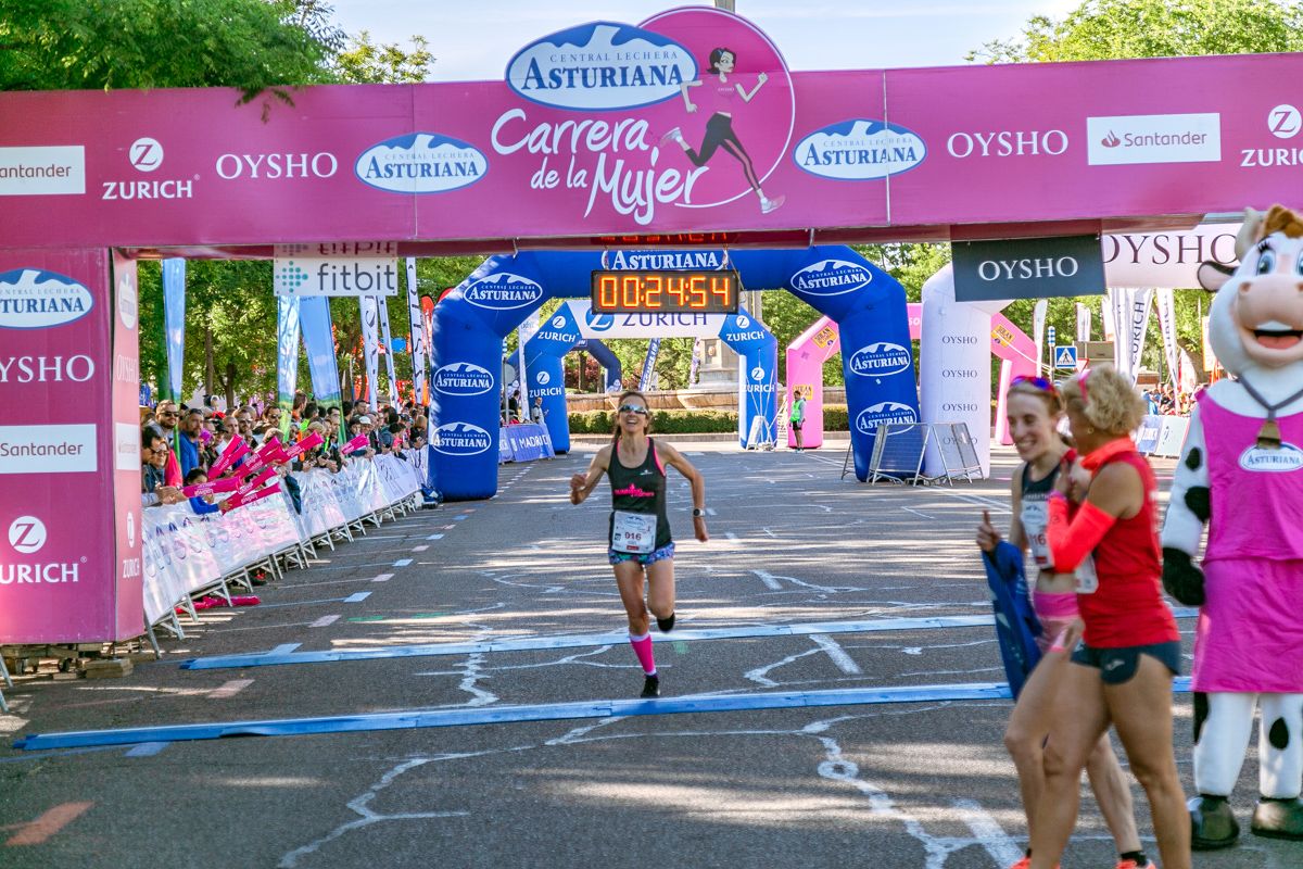 Carrera de la Mujer de Madrid - META, ARCO IZQUIERDO (de 24:10 a 26:01)