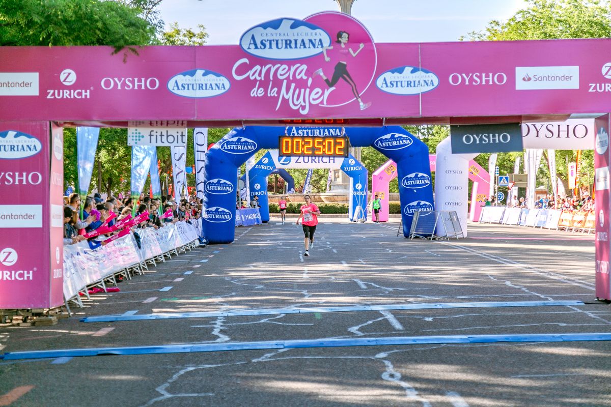 Carrera de la Mujer de Madrid - META, ARCO IZQUIERDO (de 24:10 a 26:01)