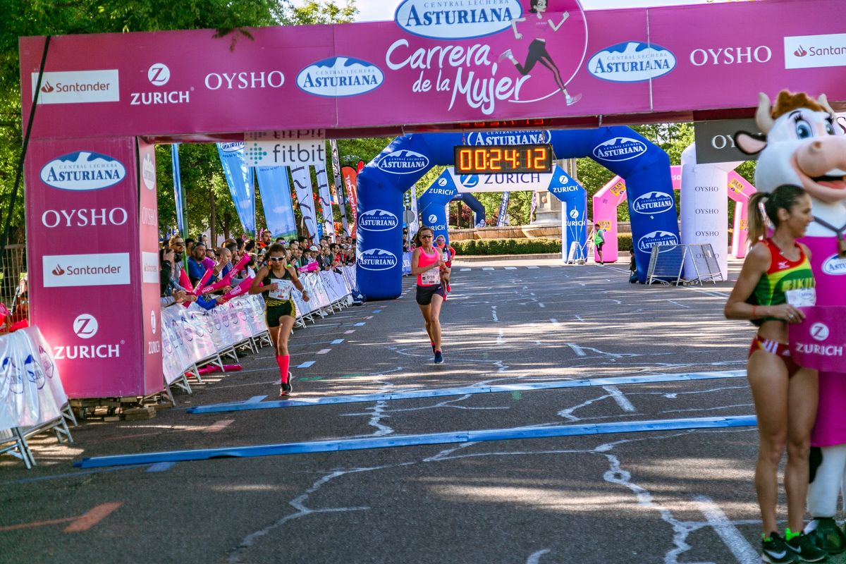 Carrera de la Mujer de Madrid - META, ARCO IZQUIERDO (de 24:10 a 26:01)