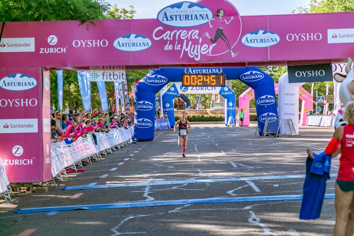 Carrera de la Mujer de Madrid - META, ARCO IZQUIERDO (de 24:10 a 26:01)