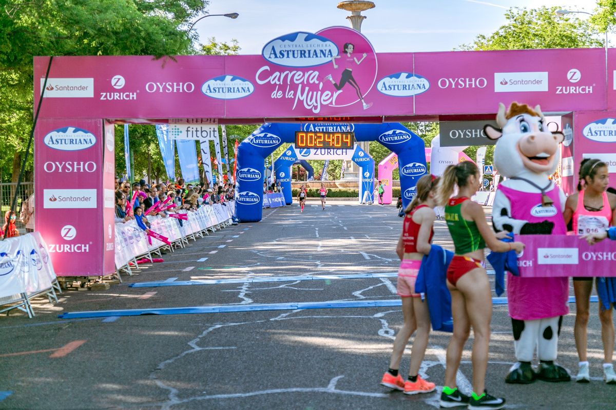 Carrera de la Mujer de Madrid - META, ARCO IZQUIERDO (de 23:02 a 24:09)