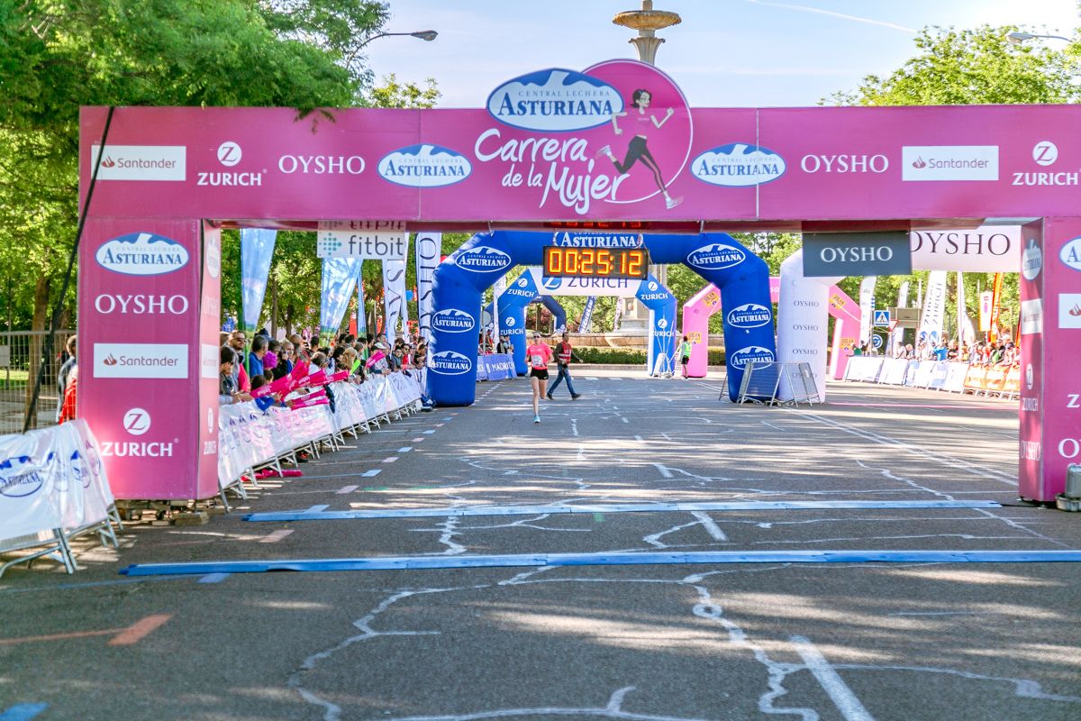 Carrera de la Mujer de Madrid - META, ARCO IZQUIERDO (de 24:10 a 26:01)