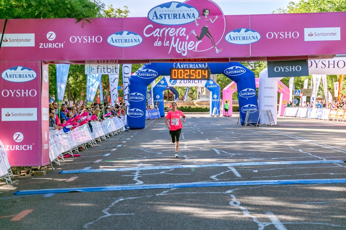 Carrera de la Mujer de Madrid - META, ARCO IZQUIERDO (de 24:10 a 26:01)