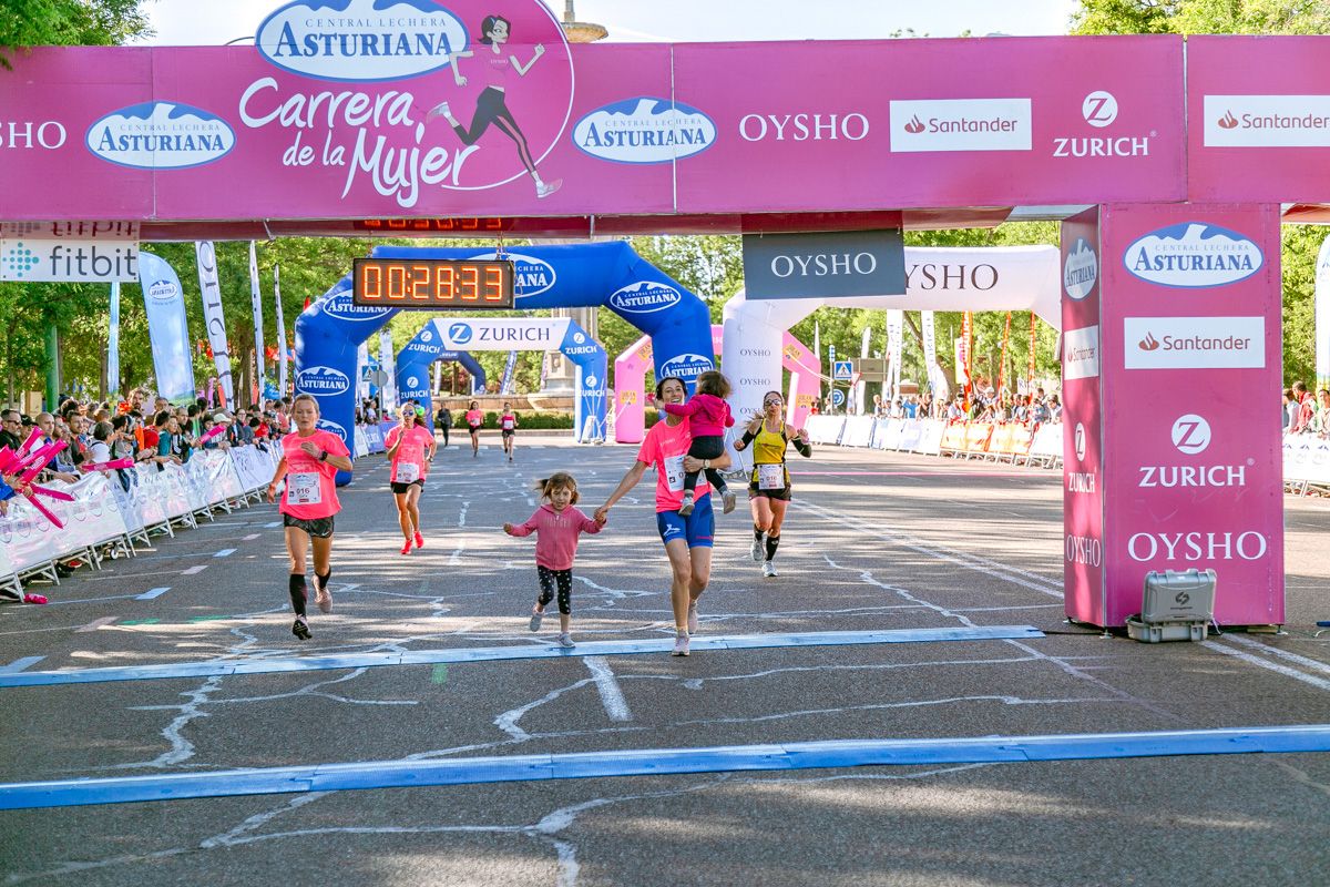 Carrera de la Mujer de Madrid - META, ARCO IZQUIERDO (de 27:20 a 28:45)