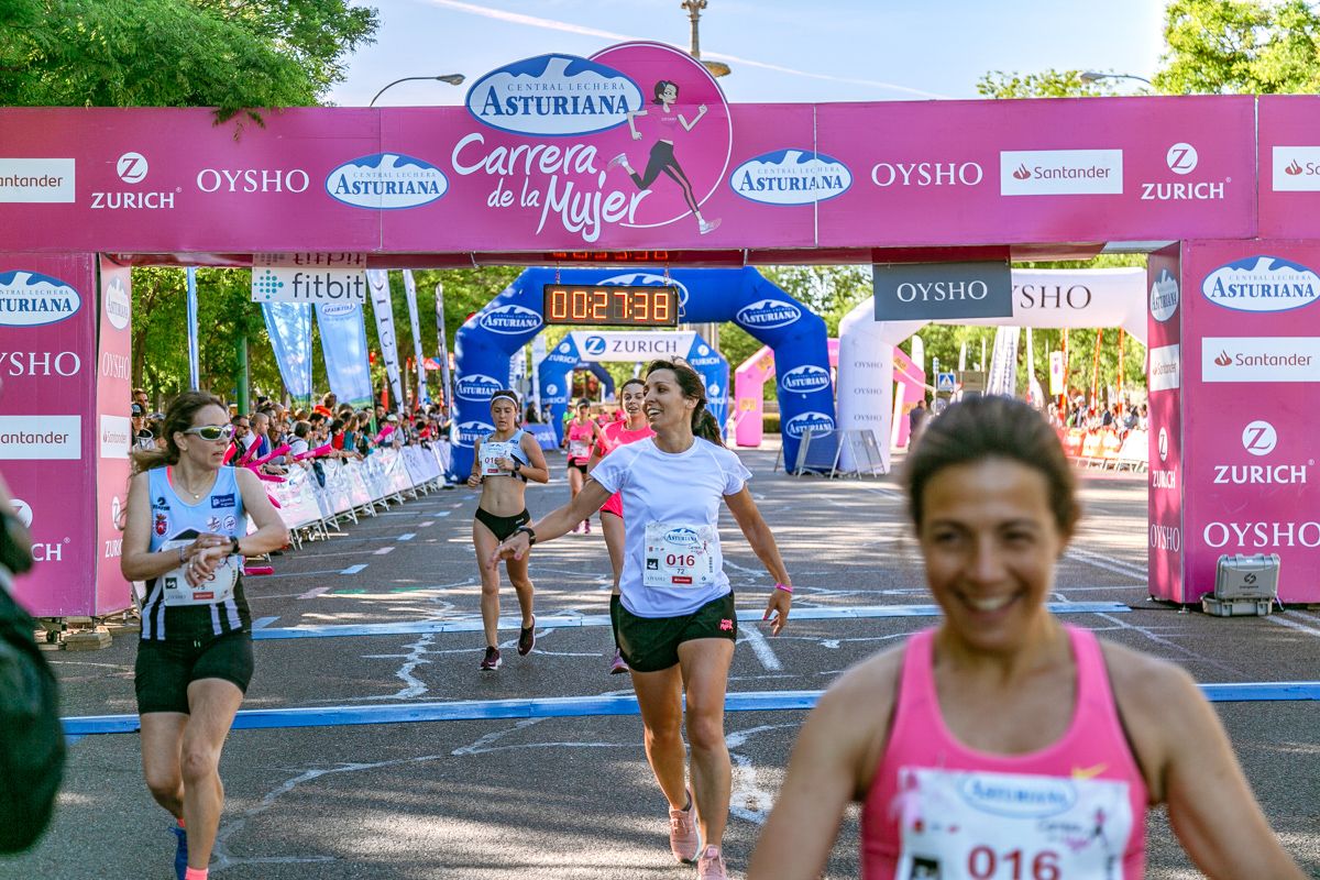 Carrera de la Mujer de Madrid - META, ARCO IZQUIERDO (de 27:20 a 28:45)