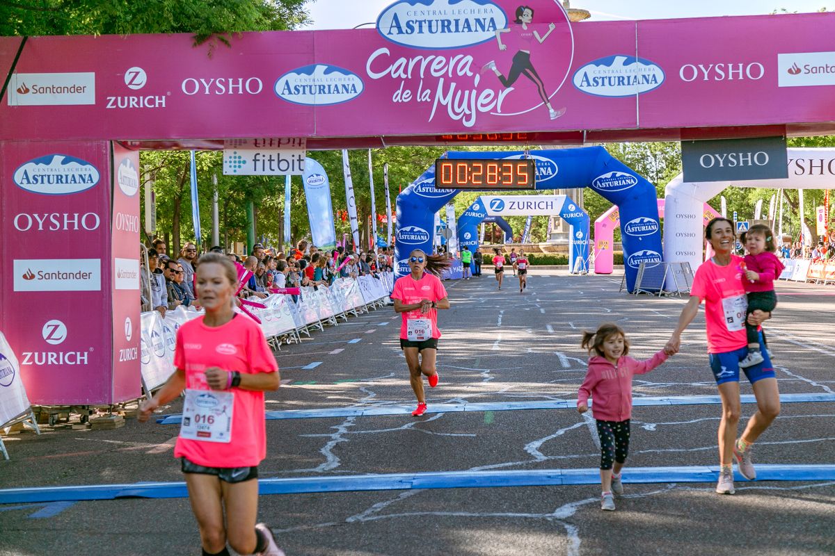 Carrera de la Mujer de Madrid - META, ARCO IZQUIERDO (de 27:20 a 28:45)
