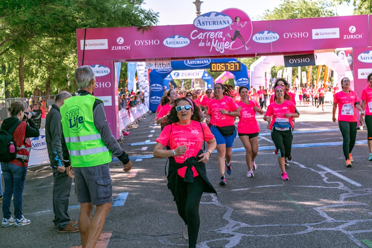 Carrera de la Mujer de Madrid - META, ARCO DERECHO (de 56:20 a 57:45)