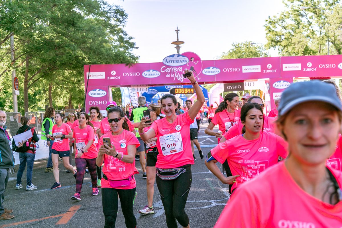 Carrera de la Mujer de Madrid - META, ARCO DERECHO (de 57:47 a 58:59)