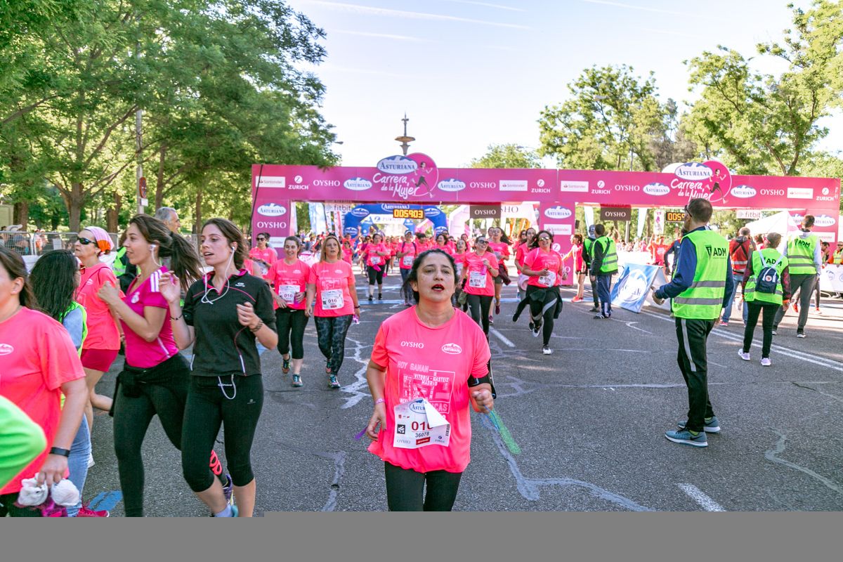 Carrera de la Mujer de Madrid - META, ARCO DERECHO (de 59:00 a 1:00:02)