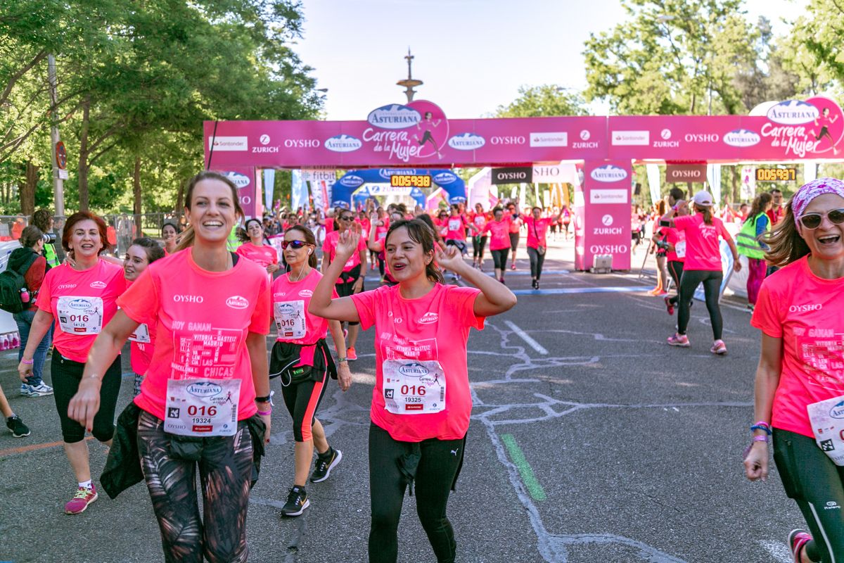 Carrera de la Mujer de Madrid - META, ARCO DERECHO (de 59:00 a 1:00:02)
