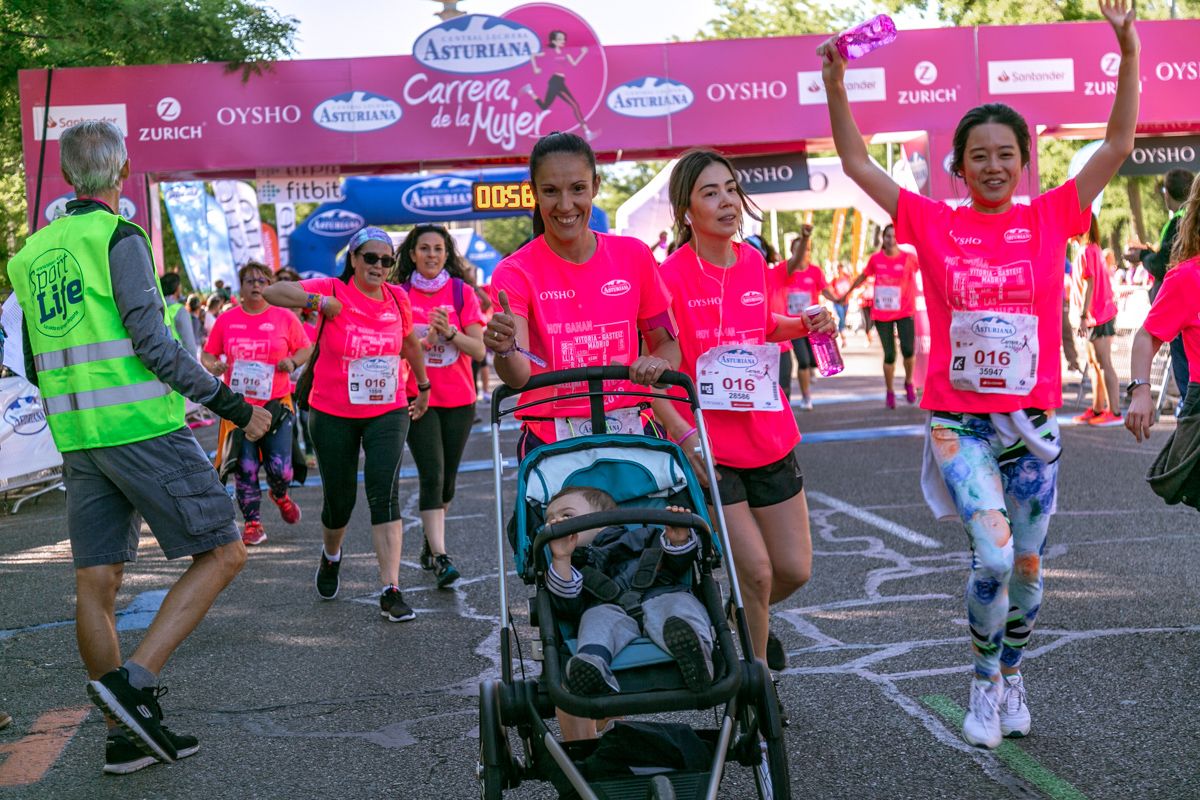 Carrera de la Mujer de Madrid - META, ARCO DERECHO (de 57:47 a 58:59)