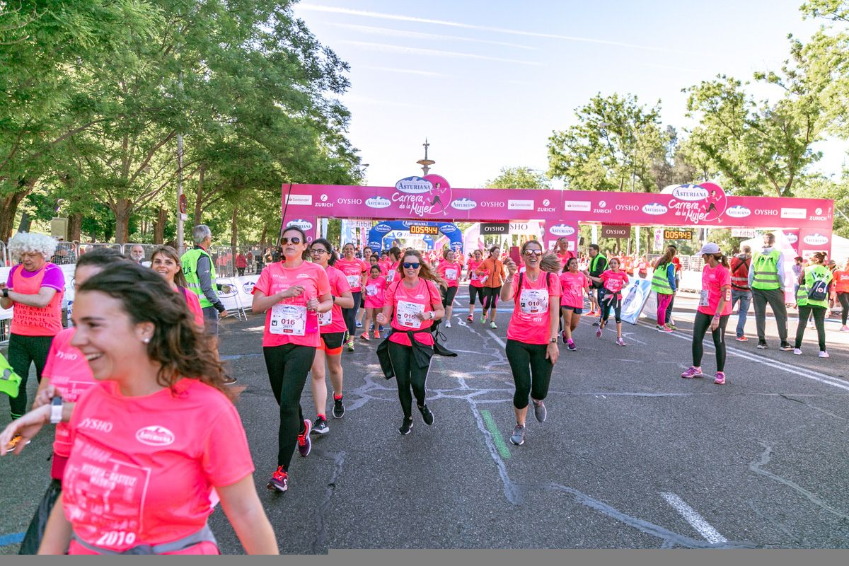 Carrera de la Mujer de Madrid - META, ARCO DERECHO (de 59:00 a 1:00:02)