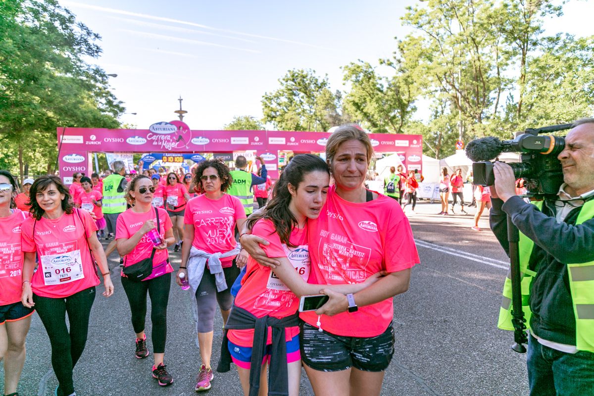 Carrera de la Mujer de Madrid - META, ARCO DERECHO (de 1:00:03 a 1:01:21)