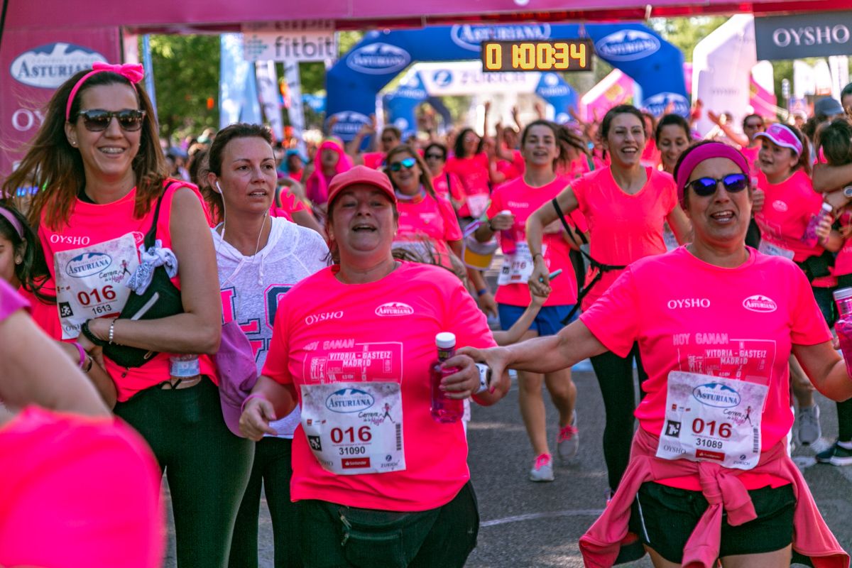 Carrera de la Mujer de Madrid - META, ARCO DERECHO (de 1:00:03 a 1:01:21)
