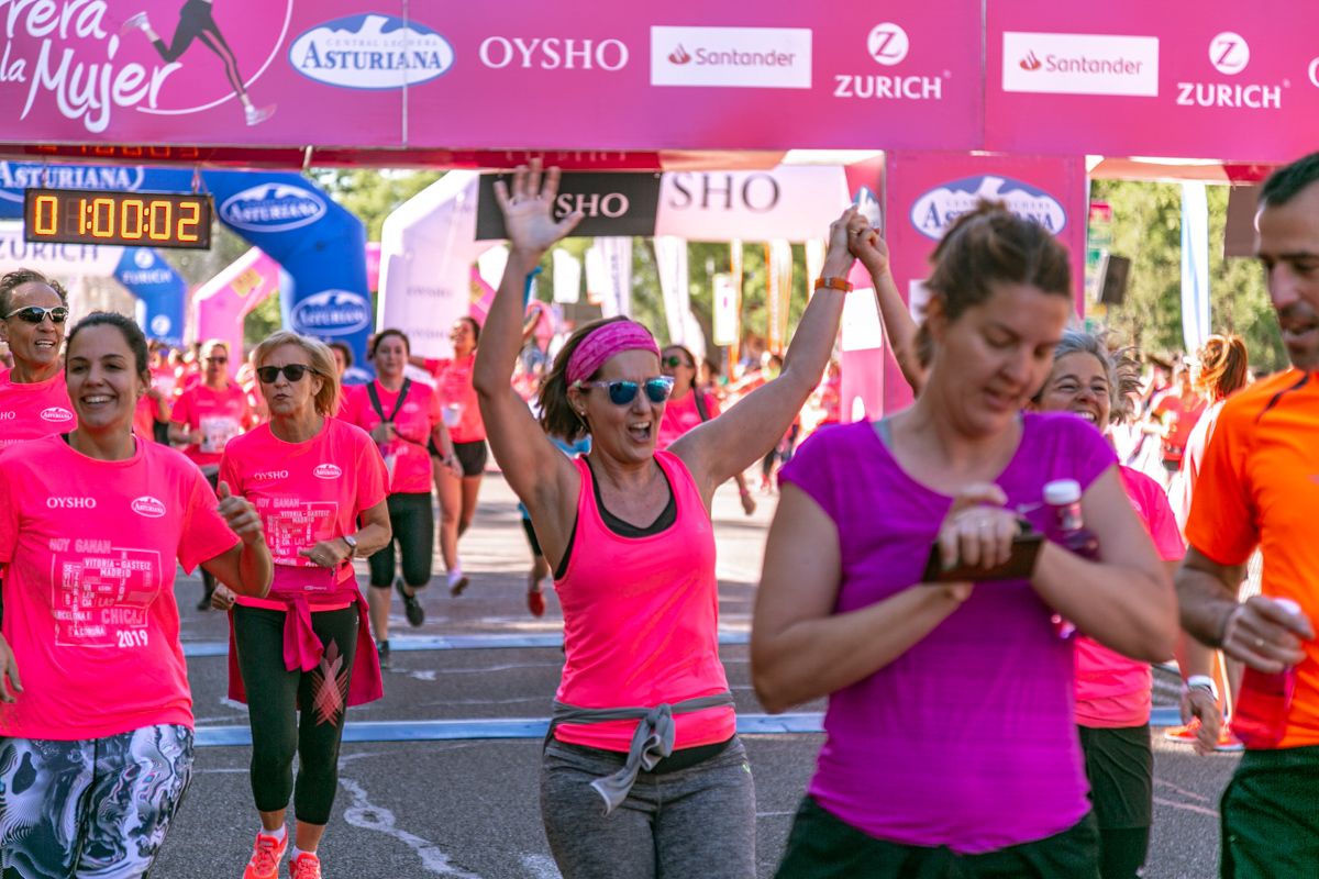 Carrera de la Mujer de Madrid - META, ARCO DERECHO (de 59:00 a 1:00:02)