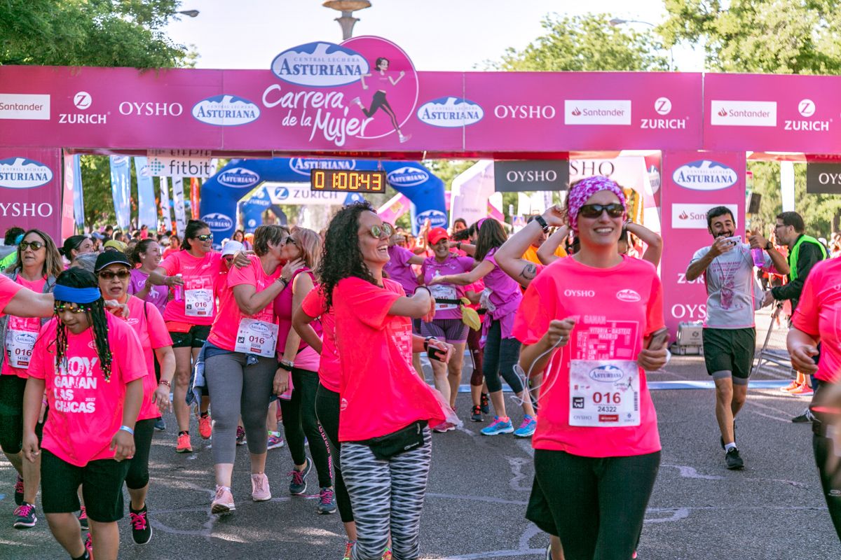 Carrera de la Mujer de Madrid - META, ARCO DERECHO (de 1:00:03 a 1:01:21)
