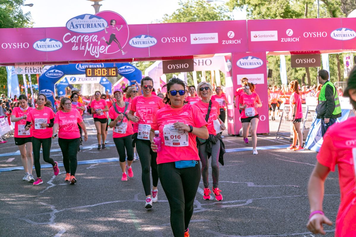 Carrera de la Mujer de Madrid - META, ARCO DERECHO (de 1:00:03 a 1:01:21)