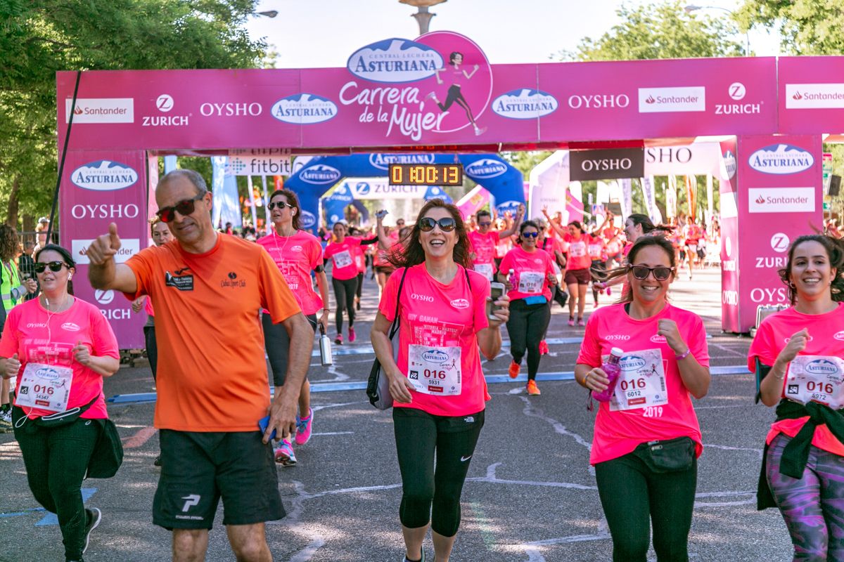 Carrera de la Mujer de Madrid - META, ARCO DERECHO (de 1:00:03 a 1:01:21)