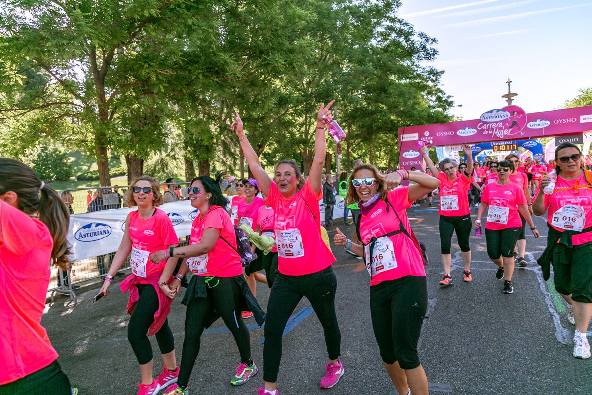 Carrera de la Mujer de Madrid - META, ARCO DERECHO (de 1:00:03 a 1:01:21)
