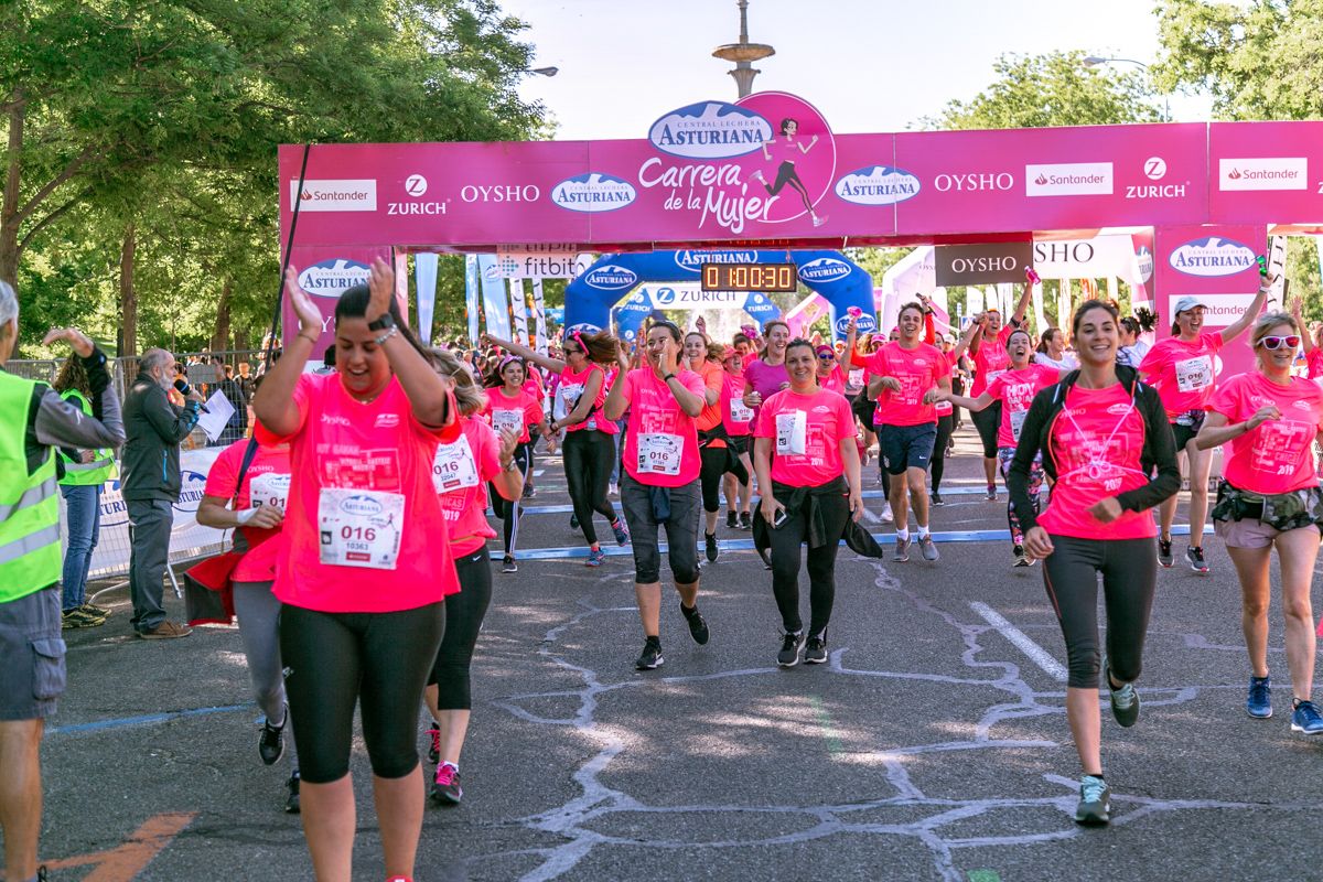 Carrera de la Mujer de Madrid - META, ARCO DERECHO (de 1:00:03 a 1:01:21)