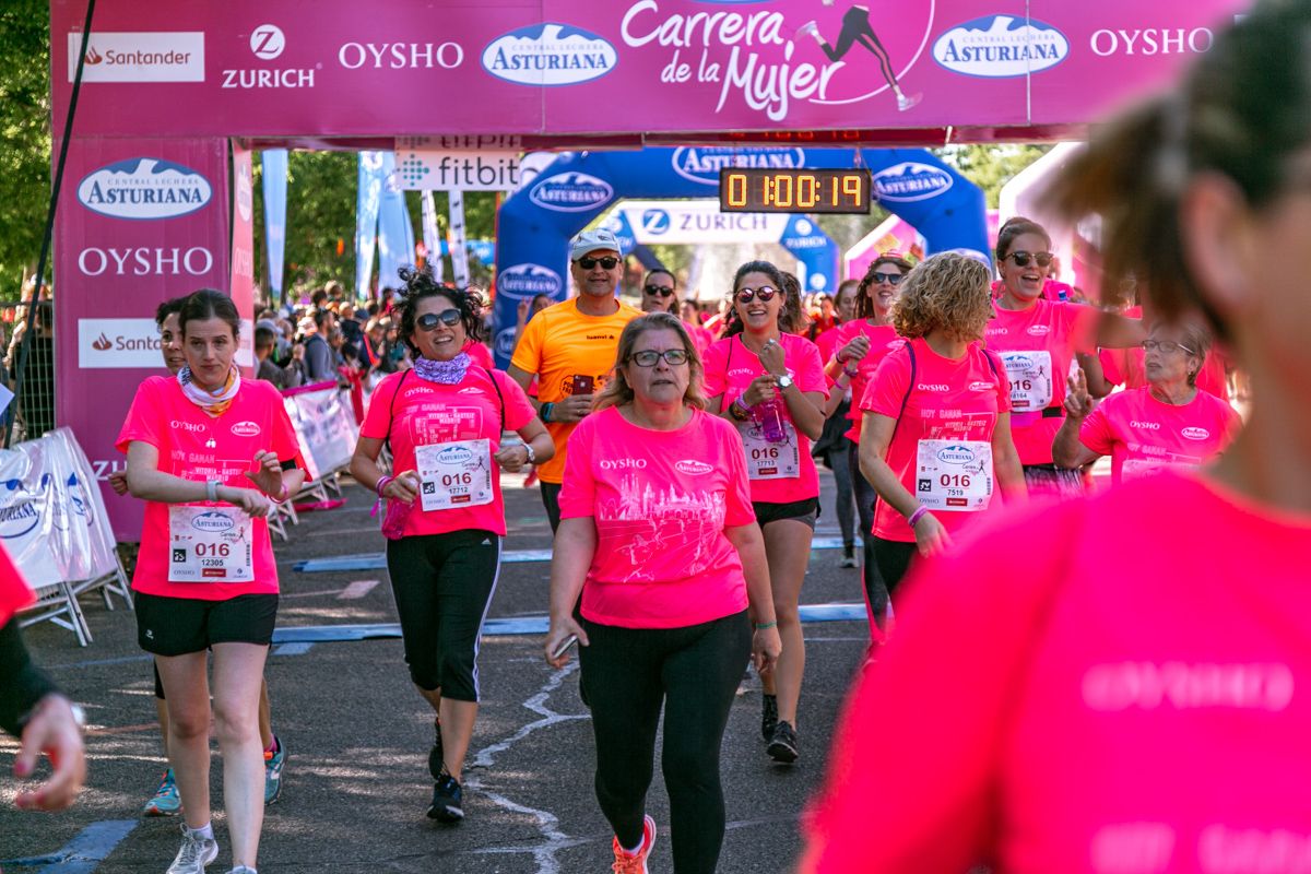 Carrera de la Mujer de Madrid - META, ARCO DERECHO (de 1:00:03 a 1:01:21)