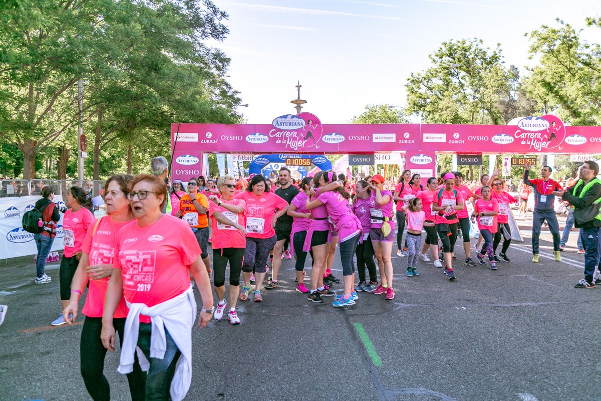 Carrera de la Mujer de Madrid - META, ARCO DERECHO (de 1:00:03 a 1:01:21)