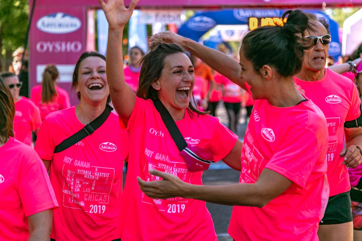 Carrera de la Mujer de Madrid - META, ARCO DERECHO (de 1:00:03 a 1:01:21)